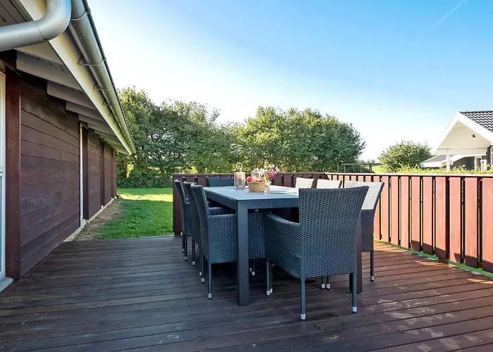 Alexis - 250m From The Sea By Interhome